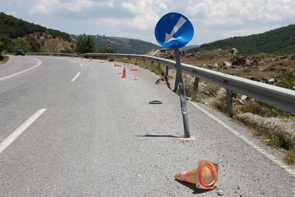 Δρόμος Ρυμνίου – Τριγωνικού: Το πρόβλημα του οδοστρώματος δεν αποκαθίσταται, η οδοσήμανση δίνει το στίγμα της πλήρους εγκατάλειψης…