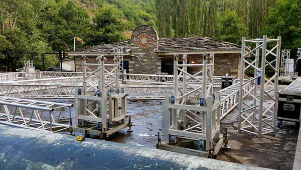 Πυρετώδεις οι εργασίες στο River Party (φωτογραφίες)