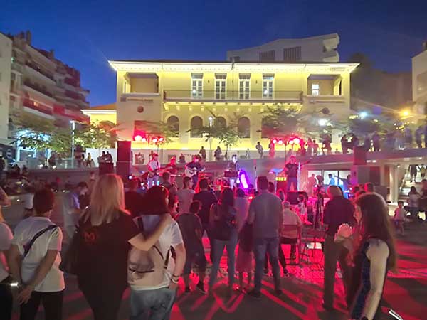 Συναυλία ανθρωπιάς από τους ροκάδες της πόλης στην κεντρική πλατεία της Κοζάνης