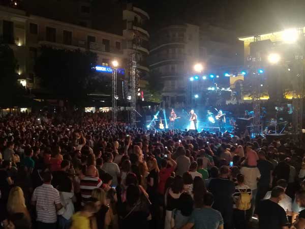Μάγεψε το κοινό της Κοζάνης ο Στέλιος Ρόκκος – Κατάμεστη η Κεντρική Πλατεία της πόλης για τη συναυλία του γνωστού τραγουδιστή 