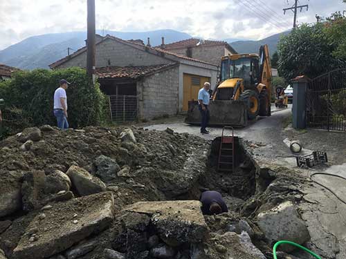 Ξεκίνησε η κατασκευή πεζοδρομίου στην επαρχιακή οδό Βαθυλάκκου – Ροδίτη. Καθημερινές αποκαταστάσεις βλαβών στο Βελβεντό
