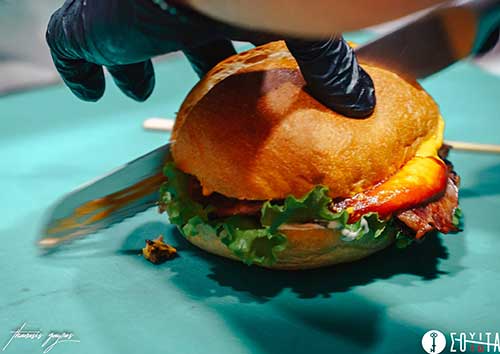 ΣΟΥΙΤΑ «Gourmet Coffee & Speciality Drinks»: «Burger me*****my Darling». Σήμερα και κάθε Τρίτη 150 Burger στη ΣΟΥΙΤΑ στις 21:00