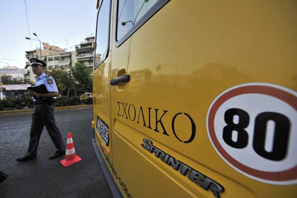 Χωρίς σχολικά λεωφορεία τα νήπια και προνήπια των παιδικών σταθμών Καισαρειάς και Τετραλόφου