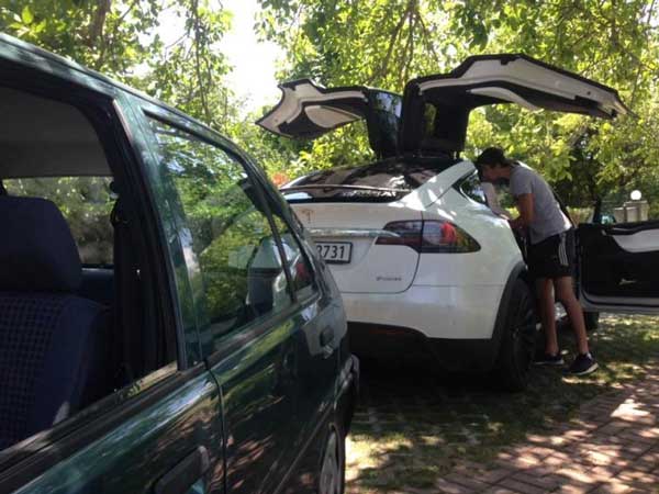 Το κορυφαίο Model X της TESLA έμεινε από μπαταρία έξω από την Κοζάνη!!