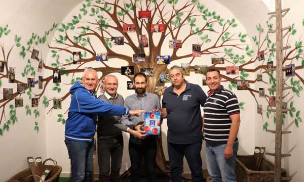 Ο ΑΣΕΠΟΠ Βελβεντού και η EMPHYTON ενώνουν τις δυνάμεις τους και απογειώνουν το μήλο KIKU