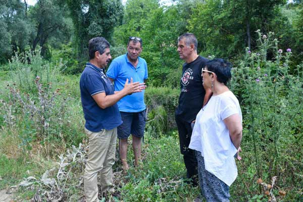 Ο Αντιπεριφερειάρχης  Παιδείας – Πολιτισμού και Αθλητισμού Αντώνης  Δασκαλόπουλος  στο πέτρινο γεφύρι στο Κέντρου Γρεβενών