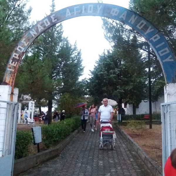 Οι Κοζανίτες τίμησαν τον Άγιο Φανούριο υπό βροχή-Συνωστισμός στο Σιόποτο