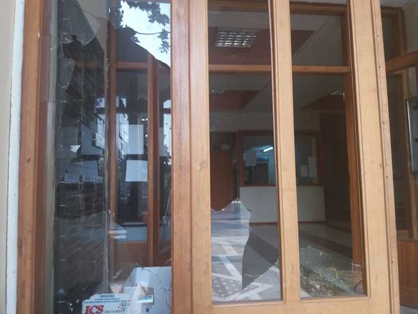 Γυαλιά καρφιά στην είσοδο του δημαρχείου Εορδαίας