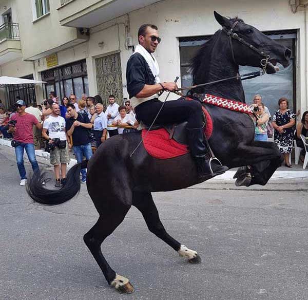 Με επισημότητα αναβίωσε και φέτος το έθιμο των καβαλάρηδων προσκυνητών της Σιάτιστας