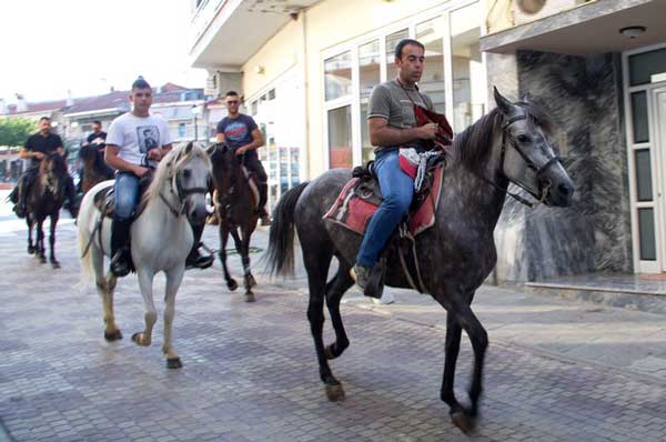Οι καβαλάρηδες του Κρόκου μετέφεραν τα οστά του Αγίου Νικάνορα στη Ζάμπορδα (φωτογραφίες)