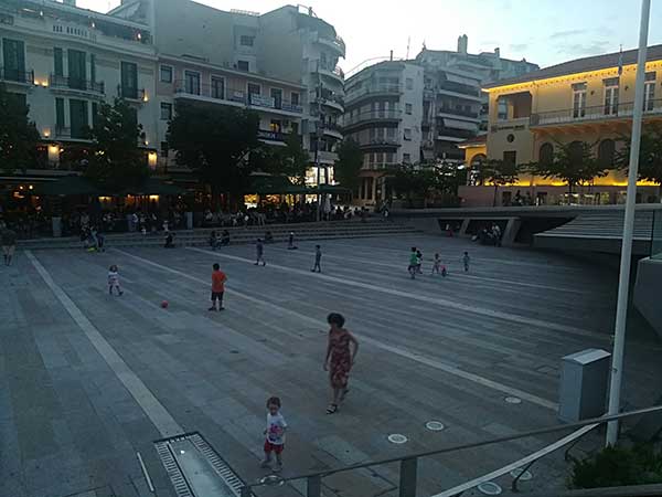 Στιγμές δροσιάς και ξεκούρασης στην κεντρική πλατεία της Κοζάνης
