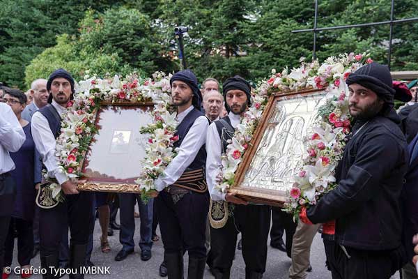Ο Πολυαρχιερατικός Εσπερινός στην Παναγία Σουμελά στο Βέρμιο την παραμονή του Δεκαπενταύγουστου