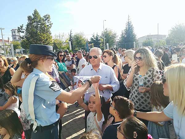 Ενημερωτικά φυλλάδια τροχαίας διανεμήθηκαν από τροχονόμους, σε γονείς και μαθητές Δημοτικών Σχολείων στην Δυτική Μακεδονία