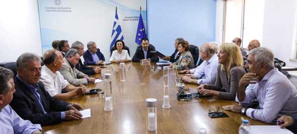 Προσλήψεις και οικονομική ενίσχυση υποσχέθηκε ο Χαρίτσης στους περιφερειάρχες