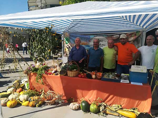 “Μύρισε” Φθινόπωρο στη γιορτή σπόρων και καρπών από το Πελίτι Κοζάνης στην Κεντρική Πλατεία της πόλης