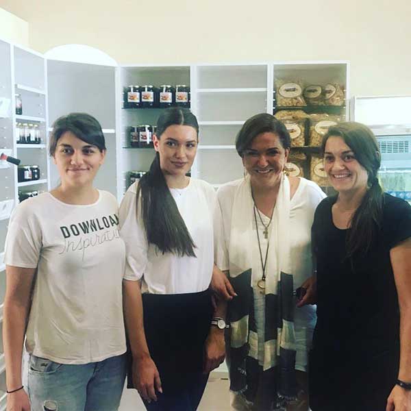Η Ντόρα Μπακογιάννη βρήκε στη Φλώρινα ένα κορίτσι ψηλότερο από την ίδια [εικόνες]