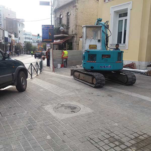 Συνεργείο της ΔΕΥΑΚ μπροστά από το δημαρχείο αναζητώντας τη βλάβη