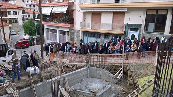 Σιάτιστα: Θεμέλια οικοδομής όπως παλιά με τις ευλογίες της εκκλησίας και πλήθος κόσμου