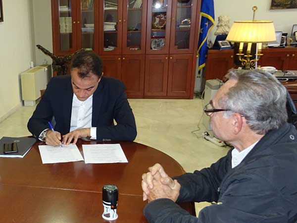 Υπογραφή παράδοσης – παραλαβής φρέζας χιονιού που παραχωρεί η Περιφέρεια Δυτικής Μακεδονίας Τοπική Κοινότητα Καταφυγίου
