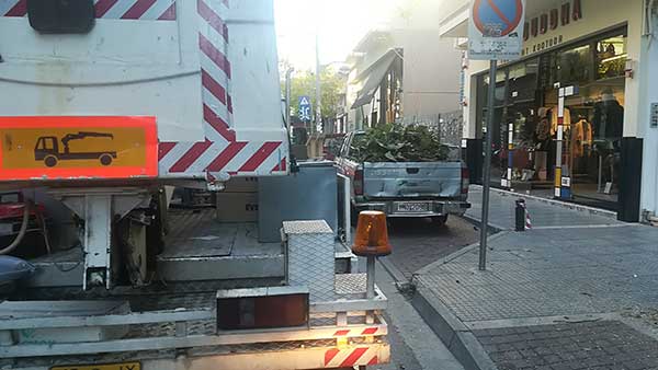 Συνεχίζεται το κλάδεμα των δέντρων στους δρόμους της Κοζάνη