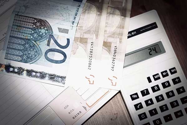 Πότε θα δείτε λεφτά στον λογαριασμό σας από την αύξηση του κατώτατου μισθού