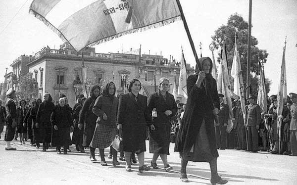 “Η παρέλαση αντλεί την καταγωγή της από την αρχαιότητα, τους Αθηναϊκούς θριάμβους αλλά και τους τρεις Σπαρτιατικούς χορούς”