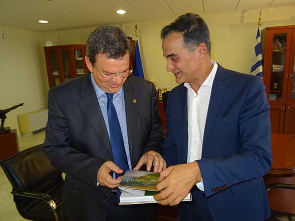 Συνάντηση στην Περιφέρεια, του Πρύτανη του ΑΠΘ με τον Περιφερειάρχη Θ. Καρυπίδη