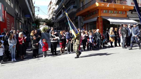 Σημαιοφόρος στην παρέλαση γα την 28η Οκτωβρίου ο πρώην Δήμαρχος Κοζάνης Γιάννης Παγούνης