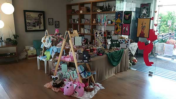 Χειροποίητες πολύ όμορφες δημιουργίες της ομάδας «Επανάχρηση και Δημιουργία» στον πολυχώρο ΔΙΔΩ