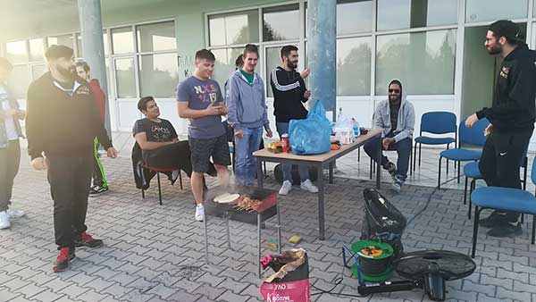 Οι φοιτητές της ομάδας Tyφoon MotoRacing του Πανεπιστημίου γιόρτασαν την επιτυχία τους με ένα BBQ