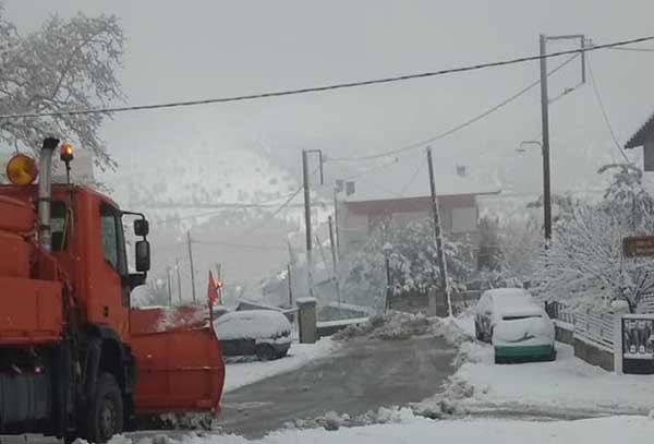 Έπιασαν δουλειά τα εκχιονιστικά μηχανήματα, στην Κλεισούρα (Φώτο)