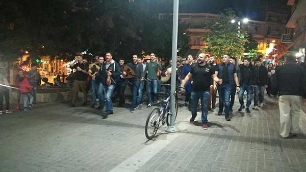 Κρητική καντάδα στην πλατεία της Κοζάνης με τσικουδιές και πολλές μαντινάδες