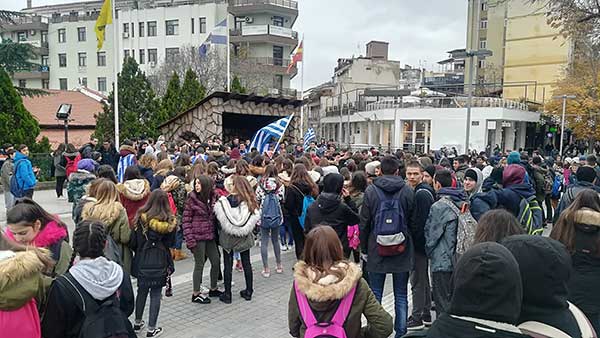 Σε εξέλιξη το μαθητικό συλλαλητήριο της Κοζάνης για τη Μακεδονία