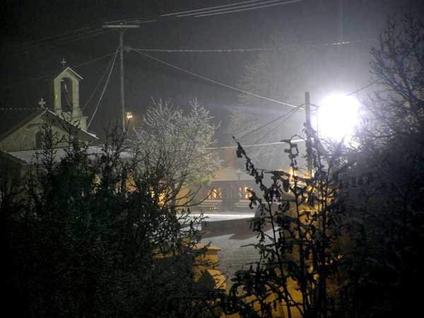 Η φωτογραφία της ημέρας: Νυχτερινή χιονόπτωση  στη Μόρφη Βοίου (του Κωνσταντίνου Σιωμούλη)