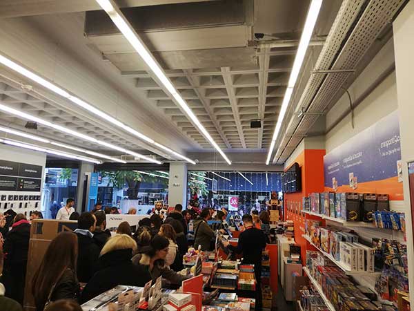 Πολυκοσμία στα Public Κοζάνης για τη Black Friday