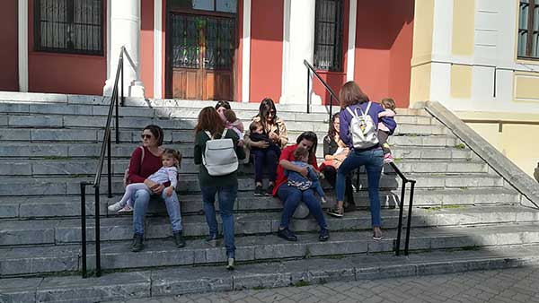Ταυτόχρονος δημόσιος θηλασμός για τις μανούλες της Κοζάνης