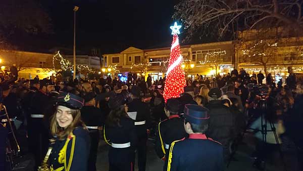 Ξεκίνησαν οι εορταστικές εκδηλώσεις στην Αιανή με το άναμμα του δέντρου