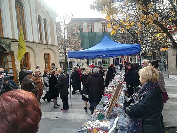 Για μια ακόμα χρονιά πραγματοποιήθηκε το χριστουγεννιάτικο παζάρι του κατηχητικού του Αγίου Νικολάου Κοζάνης – Στολίδια, μαρμελάδες και δώρα από τα παιδιά και τις μαμάδες του κατηχητικού