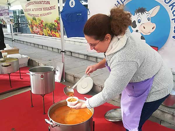 Στην κεντρική πλατεία Κοζάνης συνεχίστηκε την Κυριακή η “Γιορτή Σούπας” του Πολιτιστικού Συλλόγου Αγίου Αθανασίου – Φασολάδα, μανιταρόσουπα και βελουτέ μπρόκολο-κουνουπίδι ζέσταναν σώμα και πνεύμα