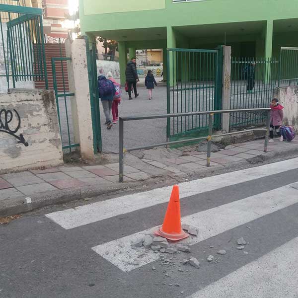 Σπασμένοι κώνοι μπροστά από το 2ο και 6ο δημοτικό σχολείο Κοζάνης
