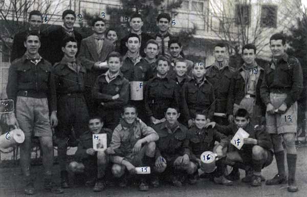 Παραμονή νέου έτους 1951 πρόσκοποι ψάλλουν τα κάλαντα
