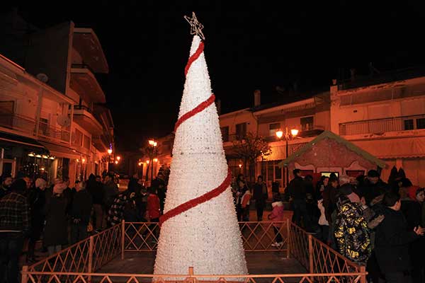 Άναψε το Χριστουγεννιάτικο δέντρο στον Κρόκο