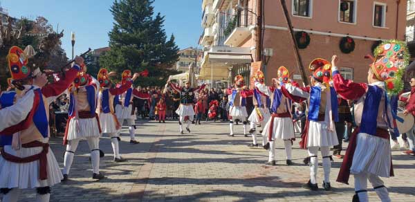 Οι «Μωμόγεροι» του Ποντιακού Συλλόγου Κομνηνών στα Γρεβενά (VIDEO)
