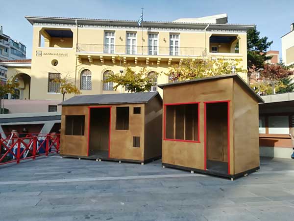 Επιστολή αναγνώστη για τα σπιτάκια της πλατείας – Δεν ακολουθούν τις τεχνικές προδιαγραφές