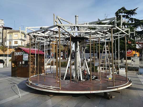 Ξεκίνησε το στήσιμο των χριστουγεννιάτικων παιχνιδιών στην Κεντρική Πλατεία της Κοζάνης
