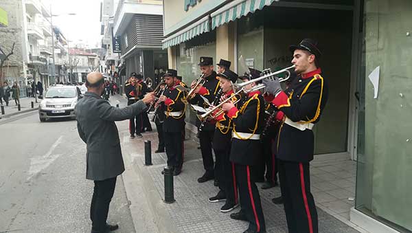 Η Πανδώρα παιανίζει τα κάλαντα στους δρόμους της Κοζάνης