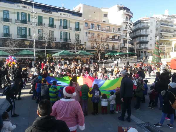 Παιχνίδια και χαρούμενα τραγούδια διασκέδασαν μικρούς και μεγάλους στην Κεντρική Πλατεία Κοζάνης