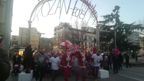 Δεκάδες “Άη Βασίληδες” πλημμύρισαν την Κεντρική Πλατεία Κοζάνης στο πρώτο φιλανθρωπικό Santa Run της πόλης