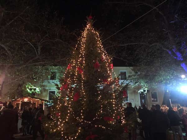 Άναψε την Κυριακή το χριστουγεννιάτικο δέντρο στα Σέρβια – Κάλαντα αλλά και τραγούδια του Kontra Band μάγεψαν μικρούς και μεγάλους