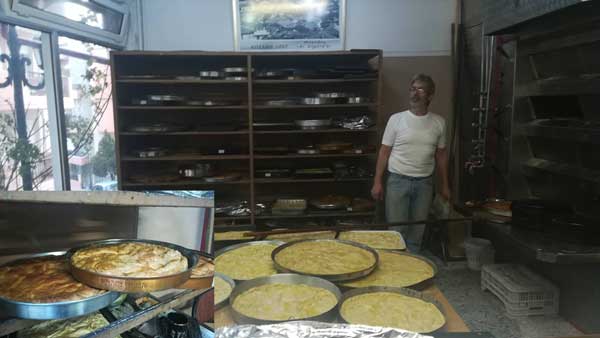 O φούρνος της Κοζάνης που μοιράζει βασιλόπιτες – Πρωταγωνίστριες οι κιμαδόπιτες
